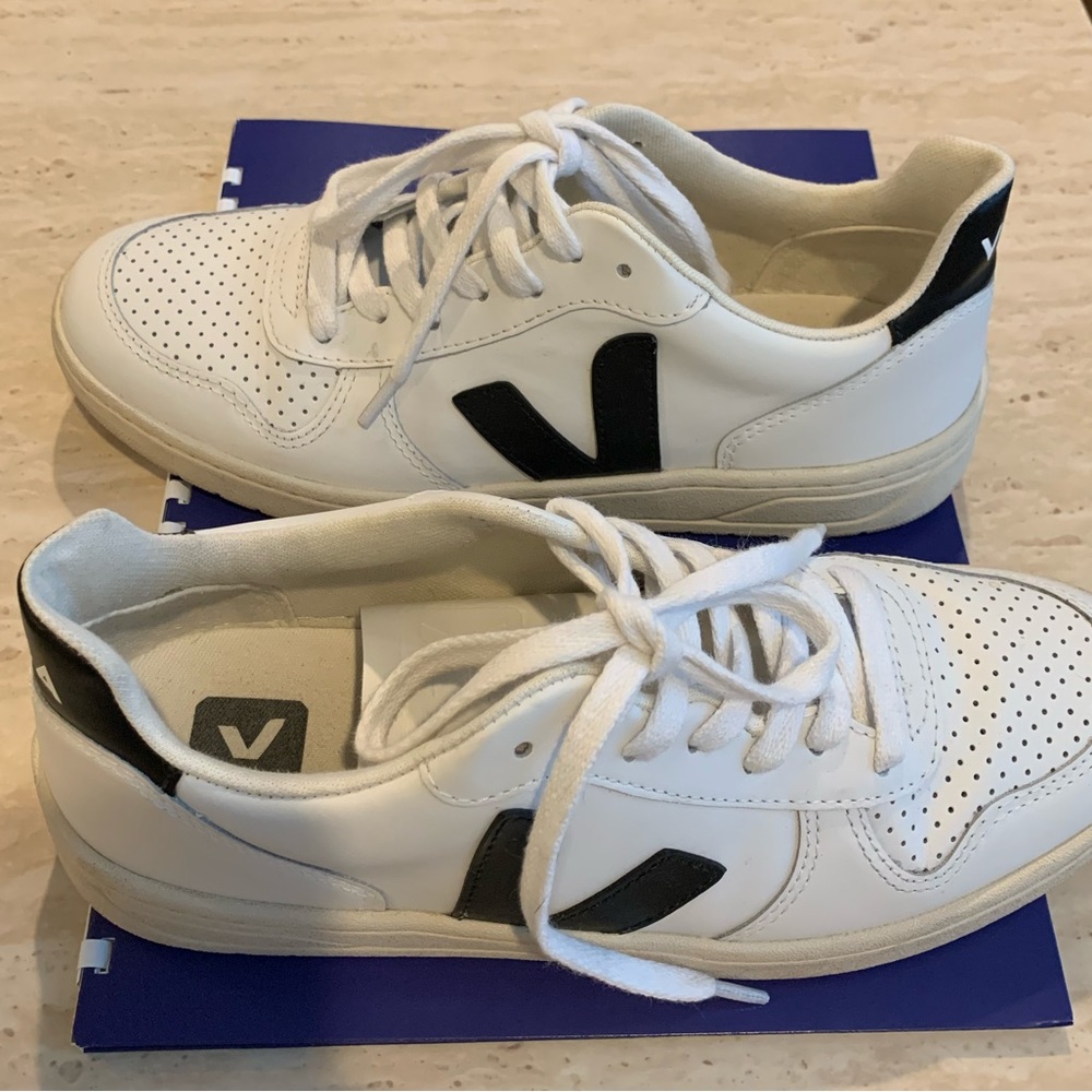 Veja V10 - size 8 womens - very lightly worn